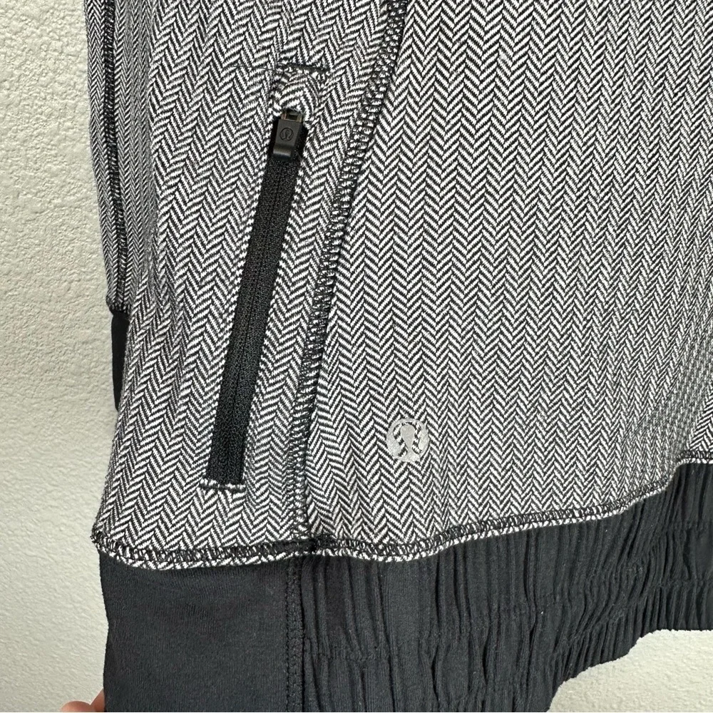 LULULEMON Women's 8 Think Fast Hooded Fitted Pullover  Black & White Herringbone